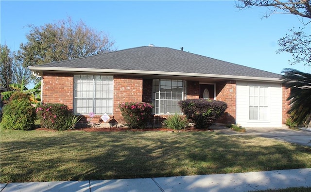 view of front of home featuring a front yard