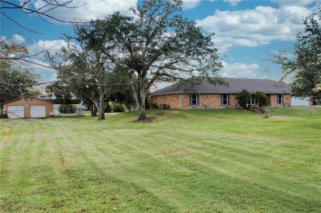 view of yard featuring an outdoor structure and a garage