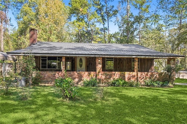 view of front of house featuring a front yard