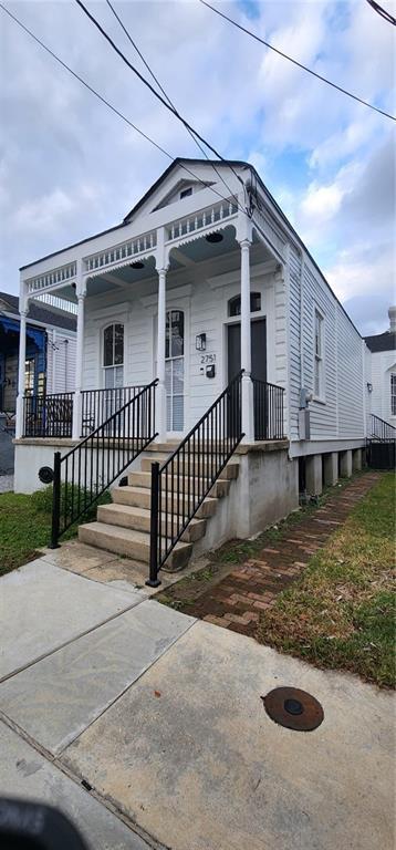 view of front of house featuring a porch