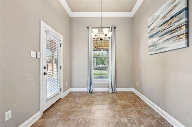 doorway with a notable chandelier and ornamental molding