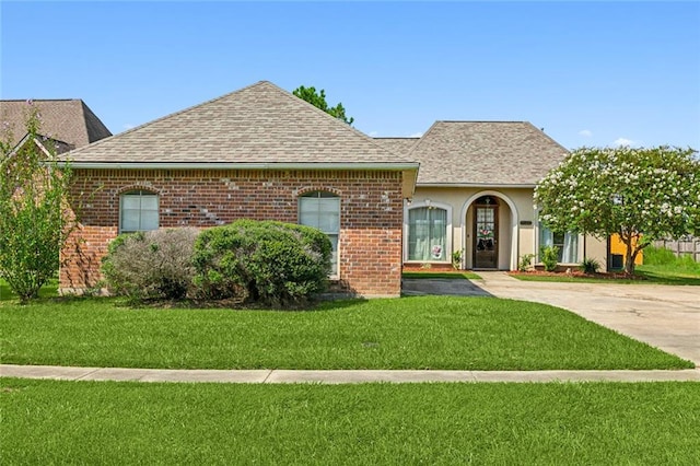 view of front of house featuring a front yard