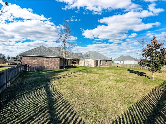 view of yard featuring a rural view