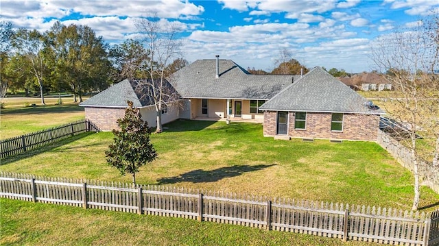 view of front of property featuring a front yard