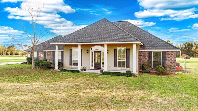 view of front facade featuring a front yard