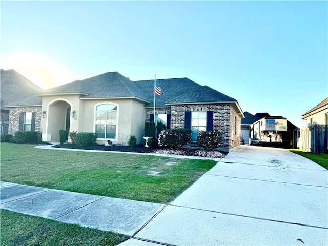 view of front facade with a front yard