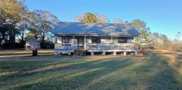 view of front of home featuring a front lawn