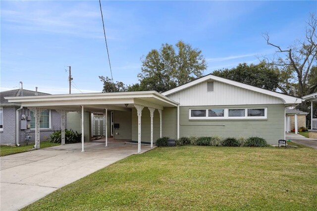 ranch-style house featuring a front lawn and a carport