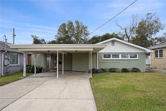 view of front of house featuring a front lawn and a carport