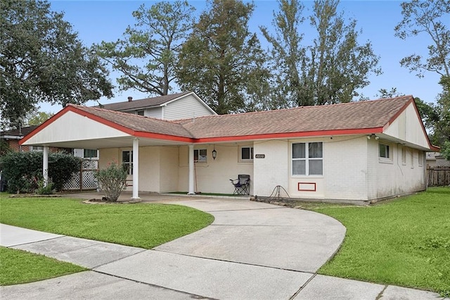 view of front of property featuring a porch and a front lawn