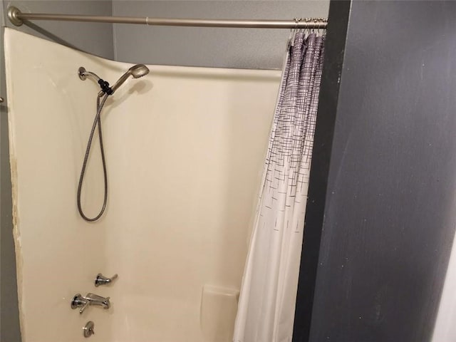 bathroom with shower / tub combo with curtain