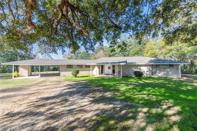 ranch-style home featuring a front lawn