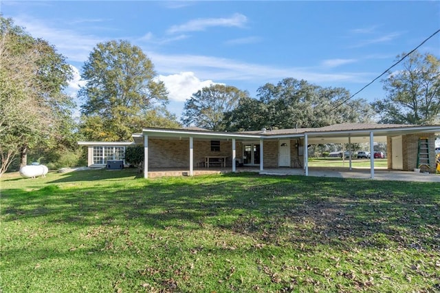 view of front of home featuring a front yard