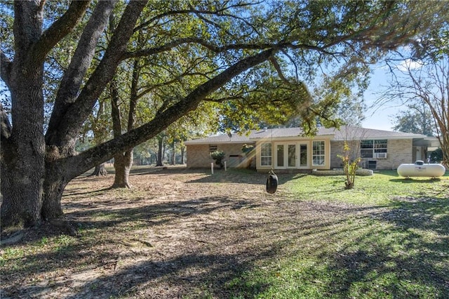 single story home with a front yard