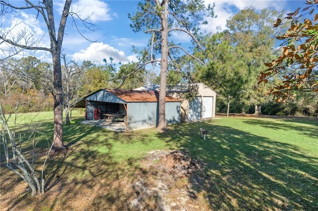 view of yard featuring an outbuilding