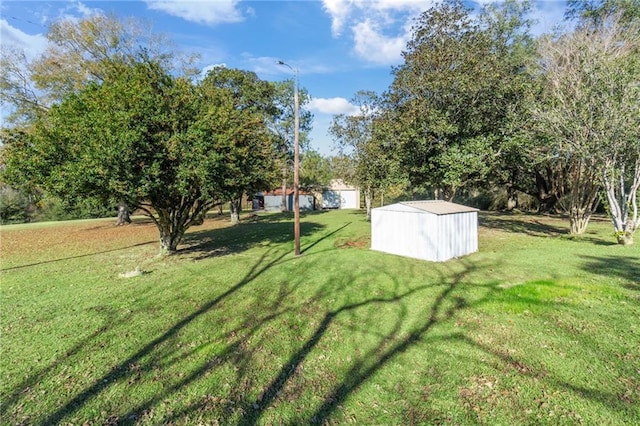 view of yard featuring an outbuilding