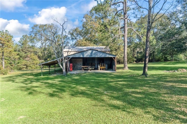 view of yard featuring an outdoor structure