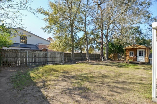 view of yard with a storage shed