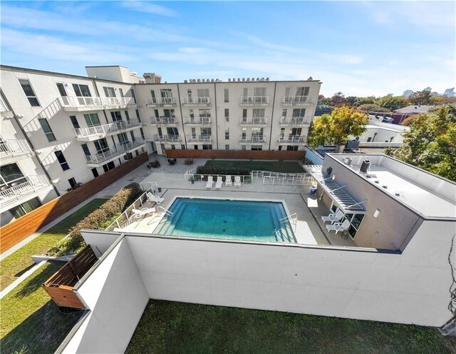 view of swimming pool