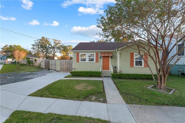 view of front of home featuring a front lawn