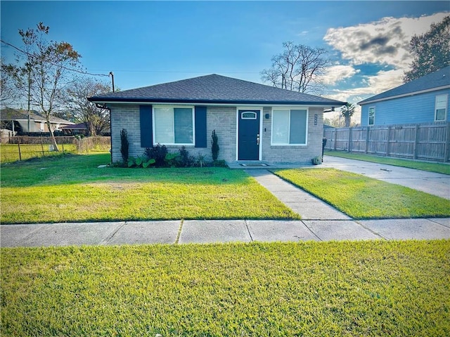 view of front facade with a front yard