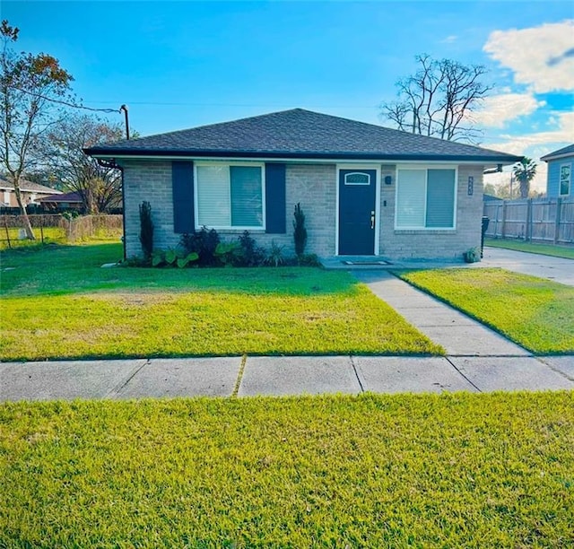 ranch-style house featuring a front lawn