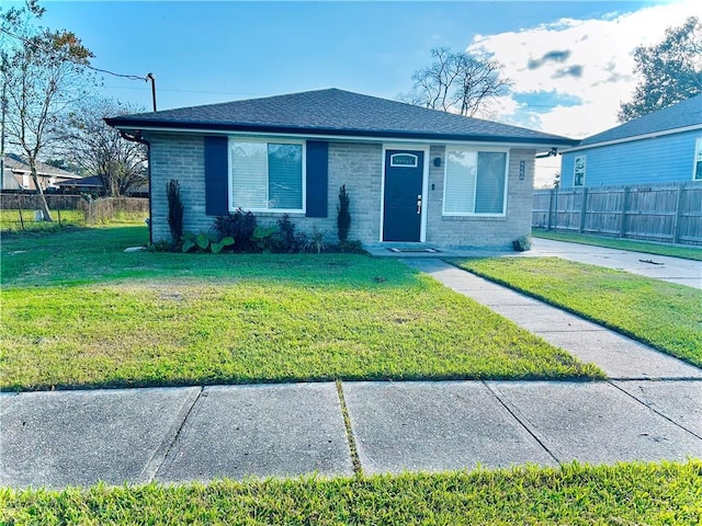 view of front of house featuring a front yard