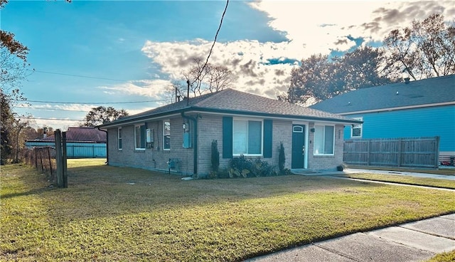 single story home with a front yard