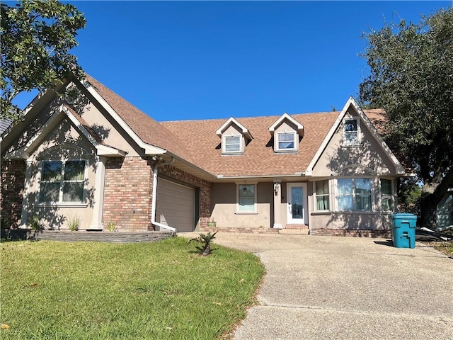 view of front of property featuring a front yard and a garage