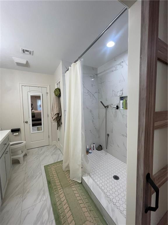 bathroom featuring a shower with shower curtain, vanity, and toilet