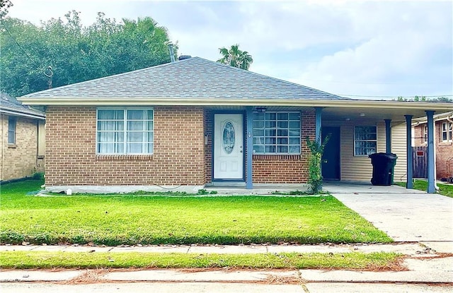 view of front of home with a front lawn and a carport