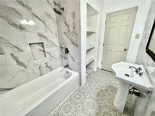 bathroom with tiled shower / bath