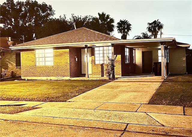 view of front of house with a front lawn