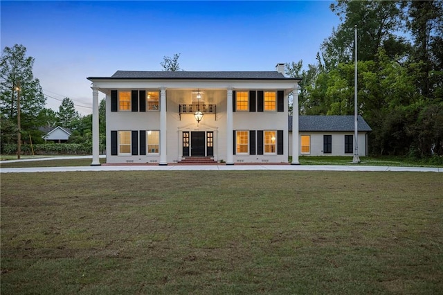 view of front facade with a lawn