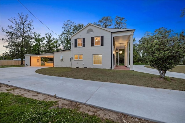 view of front of property featuring a lawn