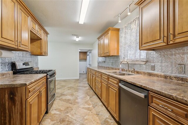 spare room with a notable chandelier and stacked washer / dryer