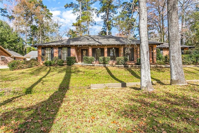 view of front facade featuring a front lawn