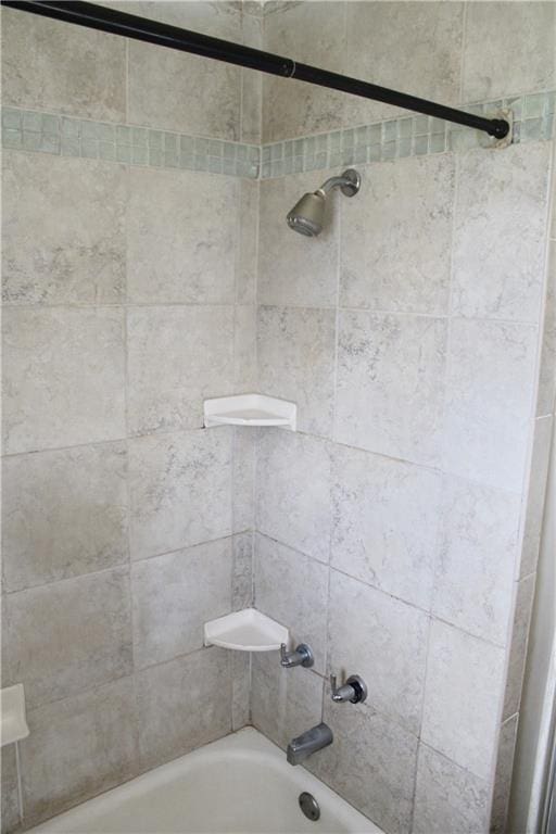 bathroom with tiled shower / bath combo