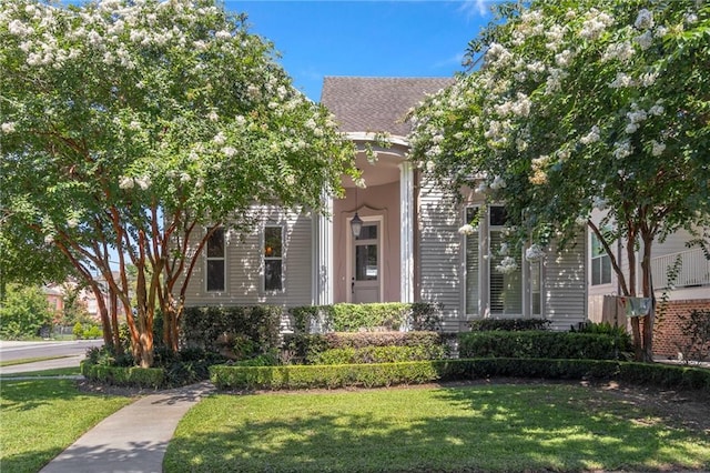 view of front of home with a front lawn