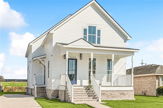 view of front of property featuring a porch and a front lawn