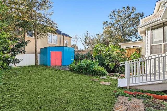 view of yard featuring a storage unit