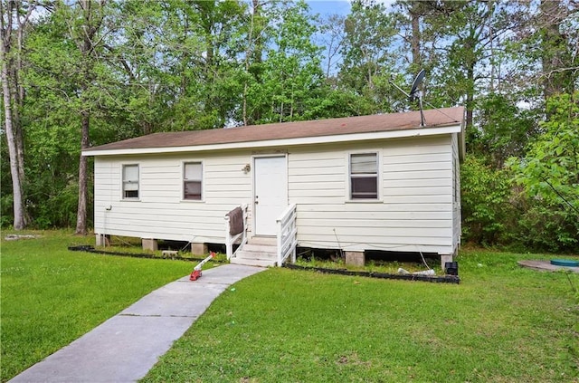 view of front of property featuring a front yard