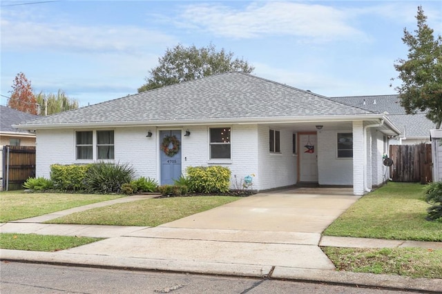 single story home with a front lawn