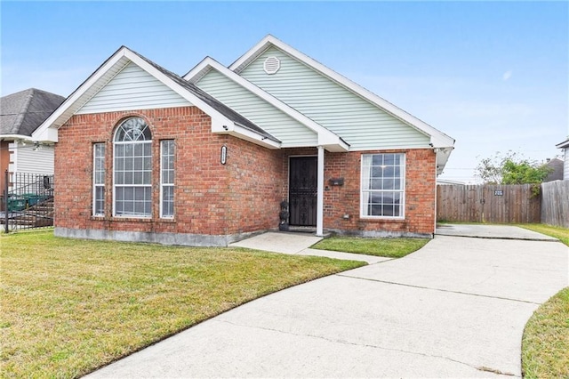 view of front of home featuring a front yard