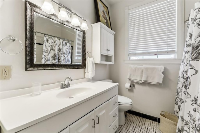 bathroom featuring a shower with curtain, vanity, and toilet