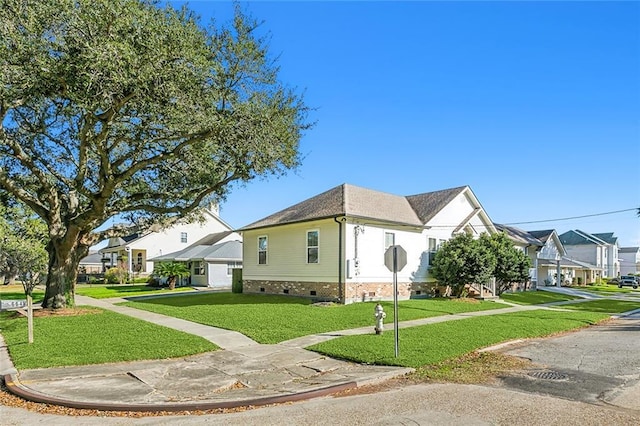 view of front of property featuring a front lawn