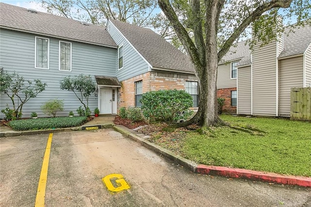 view of front of property featuring a front lawn