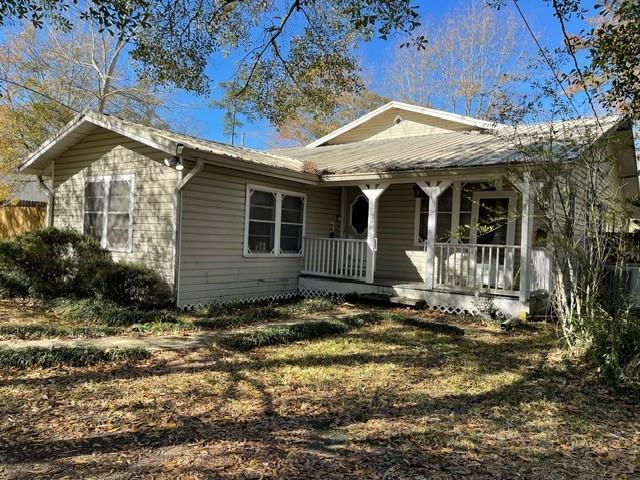 view of front of home with covered porch and a front yard