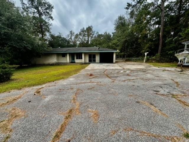 single story home featuring a front lawn