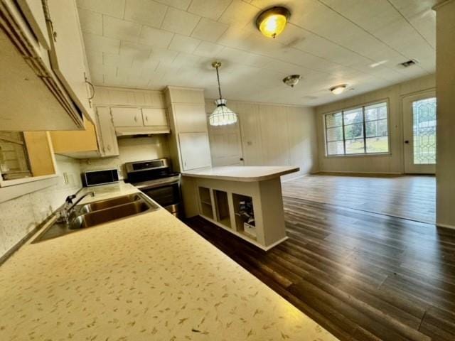 kitchen with electric stove, sink, hanging light fixtures, dark hardwood / wood-style floors, and kitchen peninsula